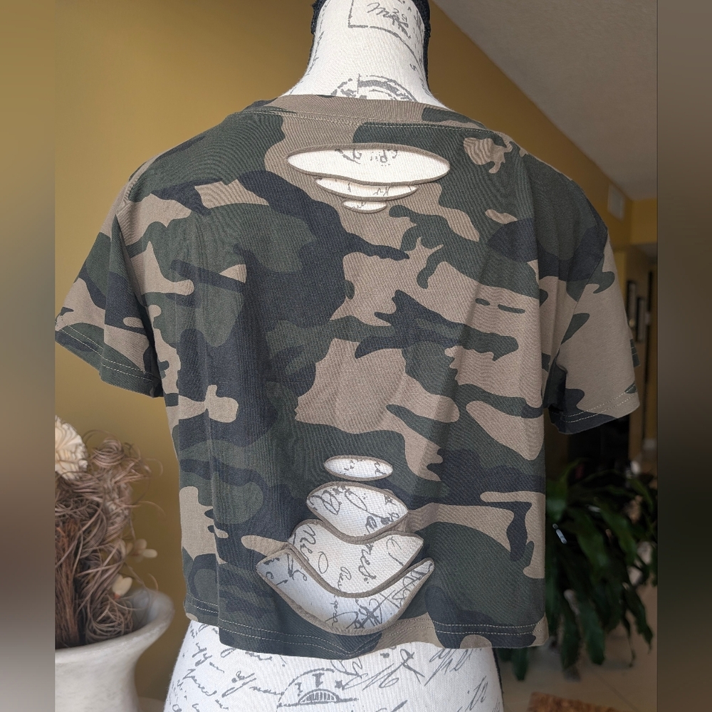Distressed & Edgy Green Camo Crop T-Shirt Top Size Medium